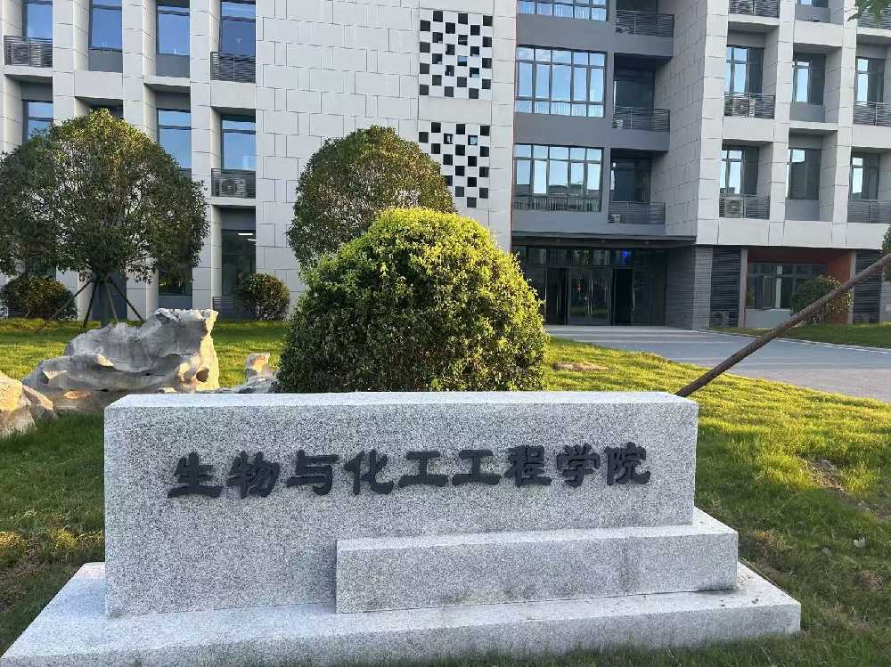 德钦县扬州职业大学体育场高杆灯项目